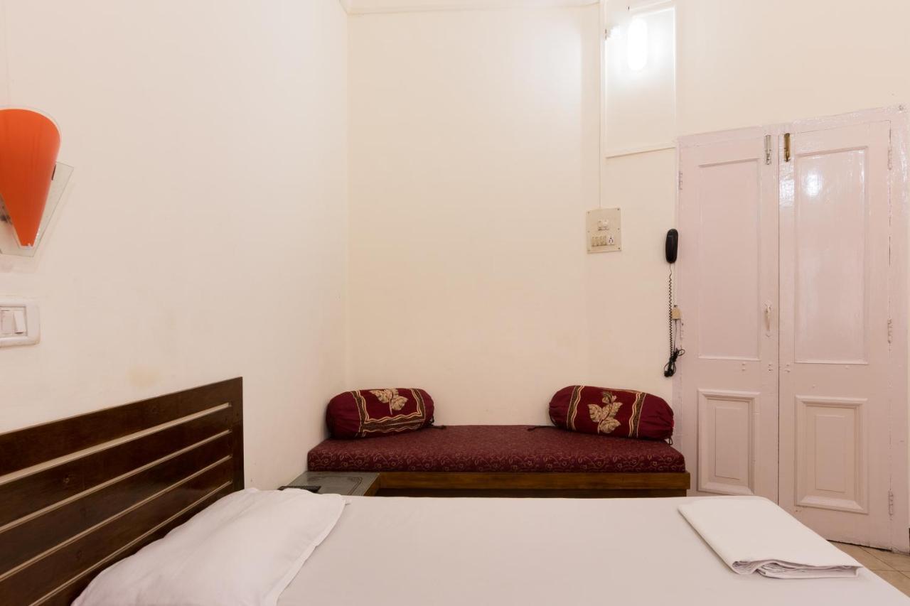 Bentleys Hotel Mumbai Bagian luar foto