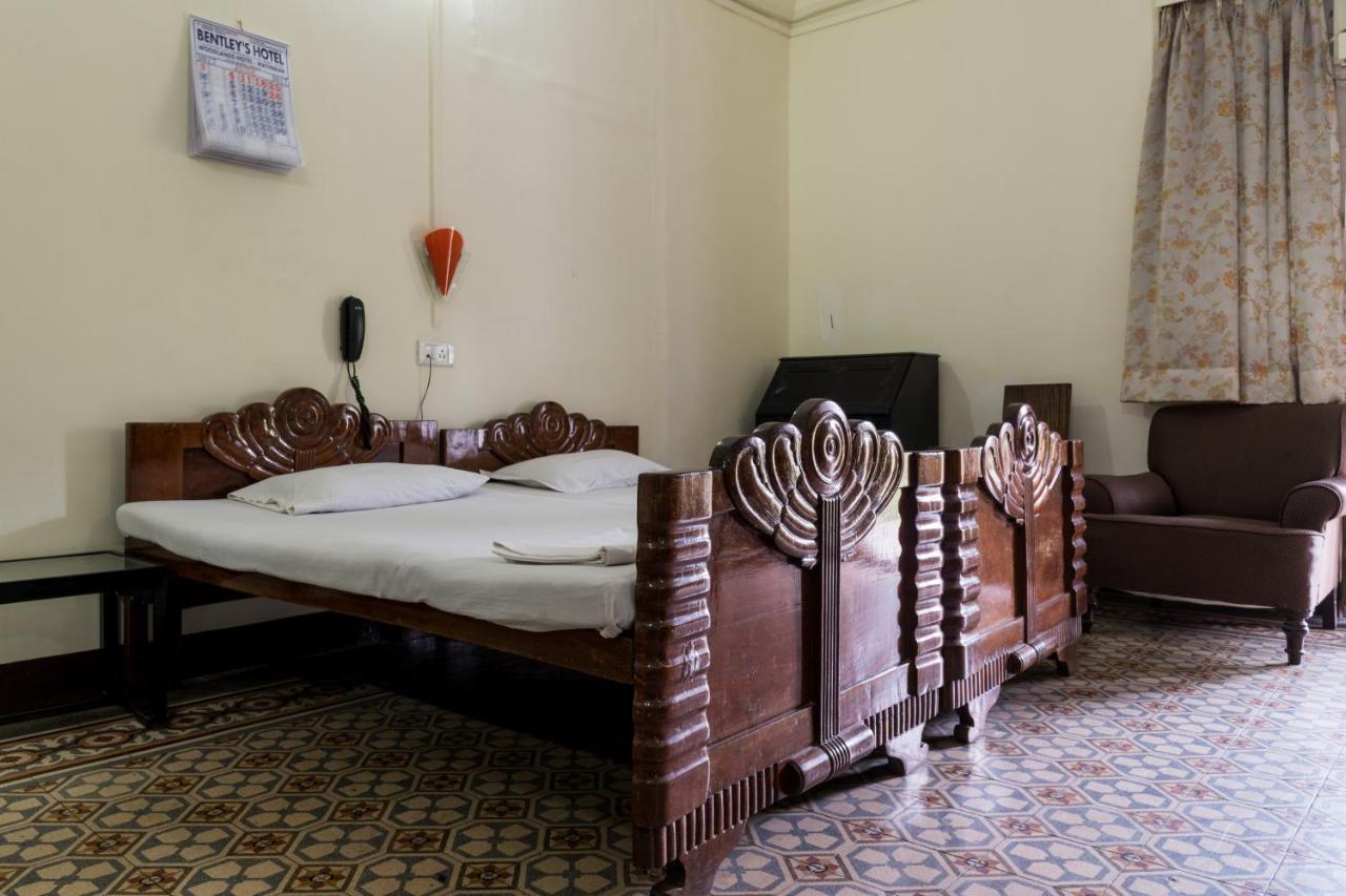 Bentleys Hotel Mumbai Bagian luar foto