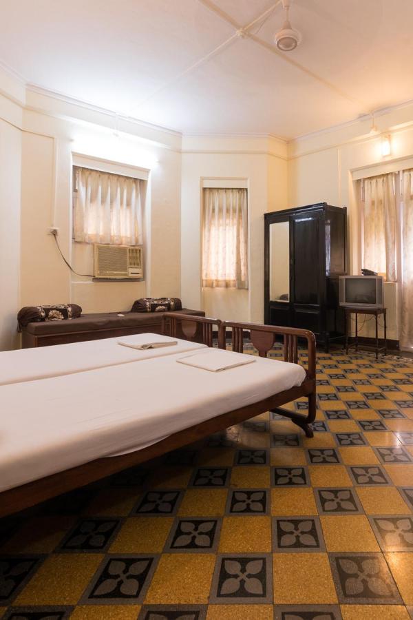 Bentleys Hotel Mumbai Bagian luar foto