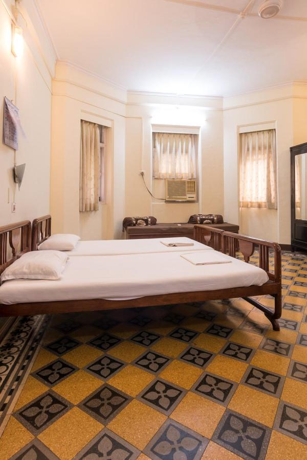 Bentleys Hotel Mumbai Bagian luar foto