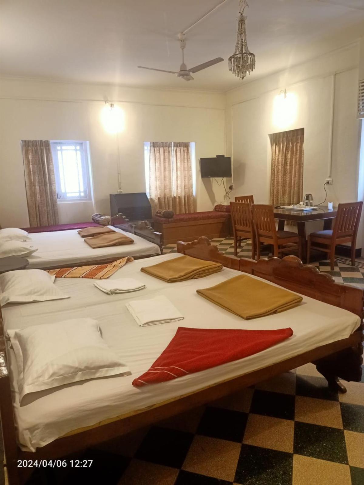 Bentleys Hotel Mumbai Bagian luar foto