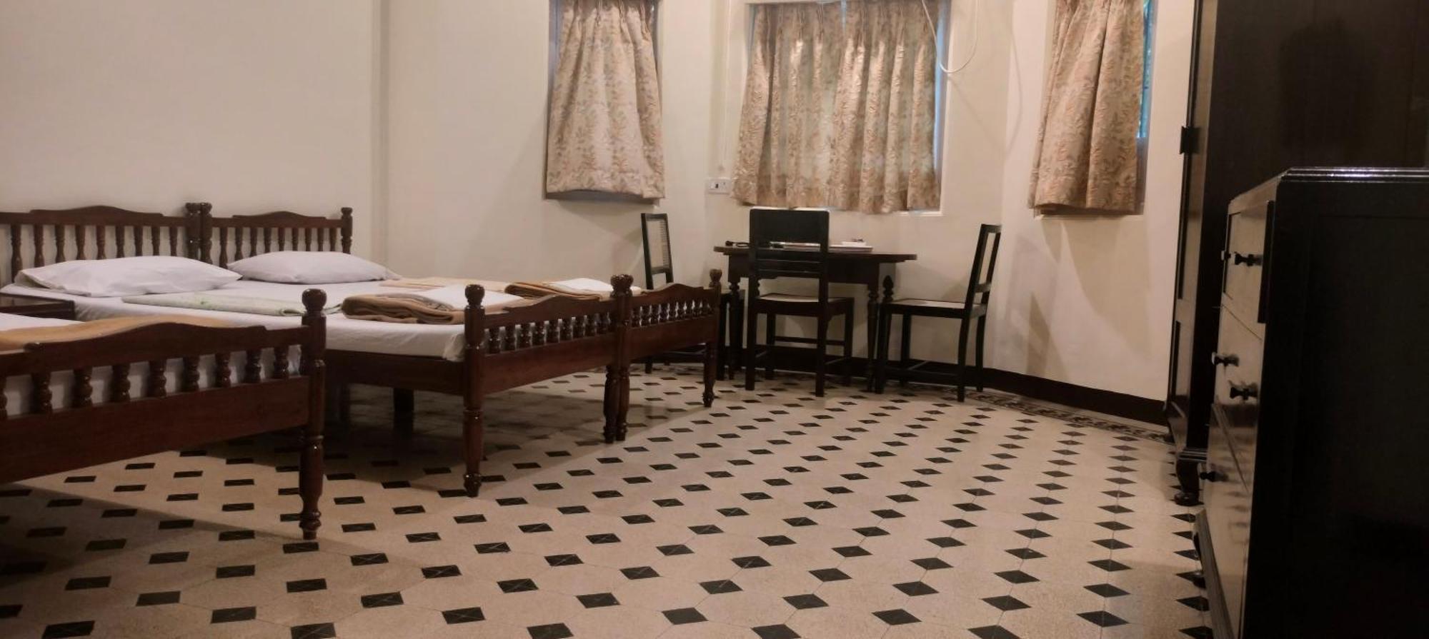 Bentleys Hotel Mumbai Bagian luar foto