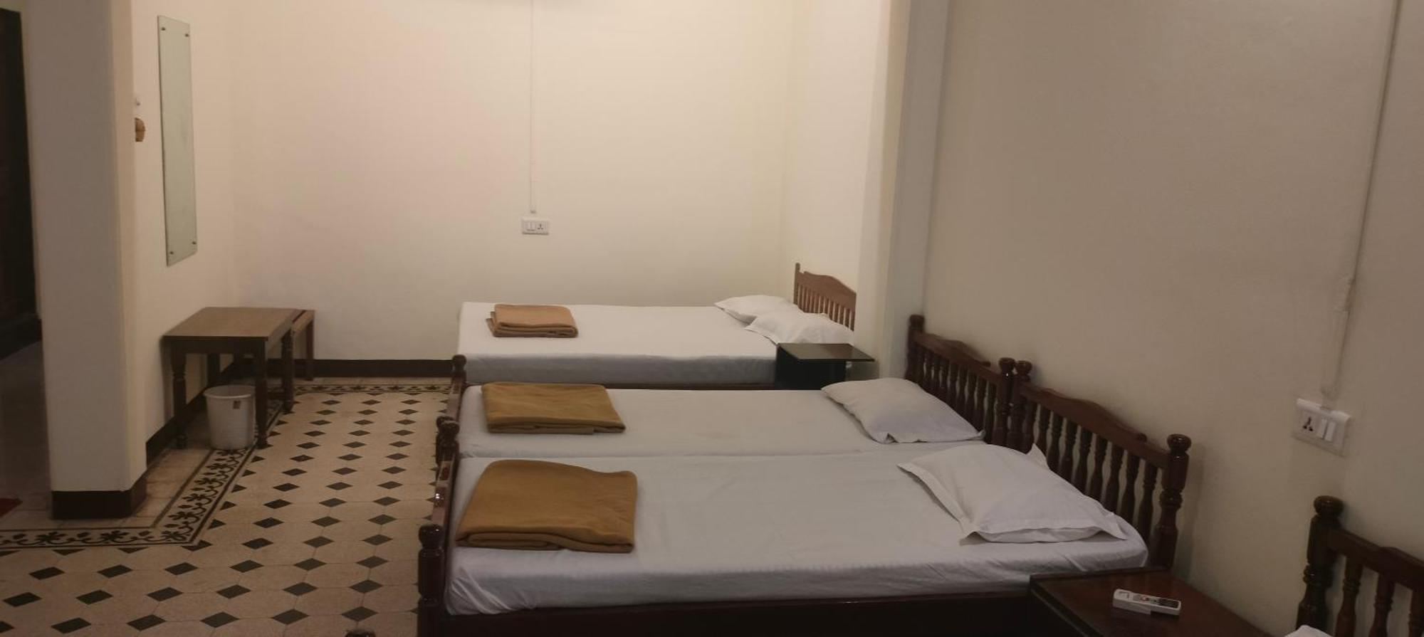 Bentleys Hotel Mumbai Bagian luar foto
