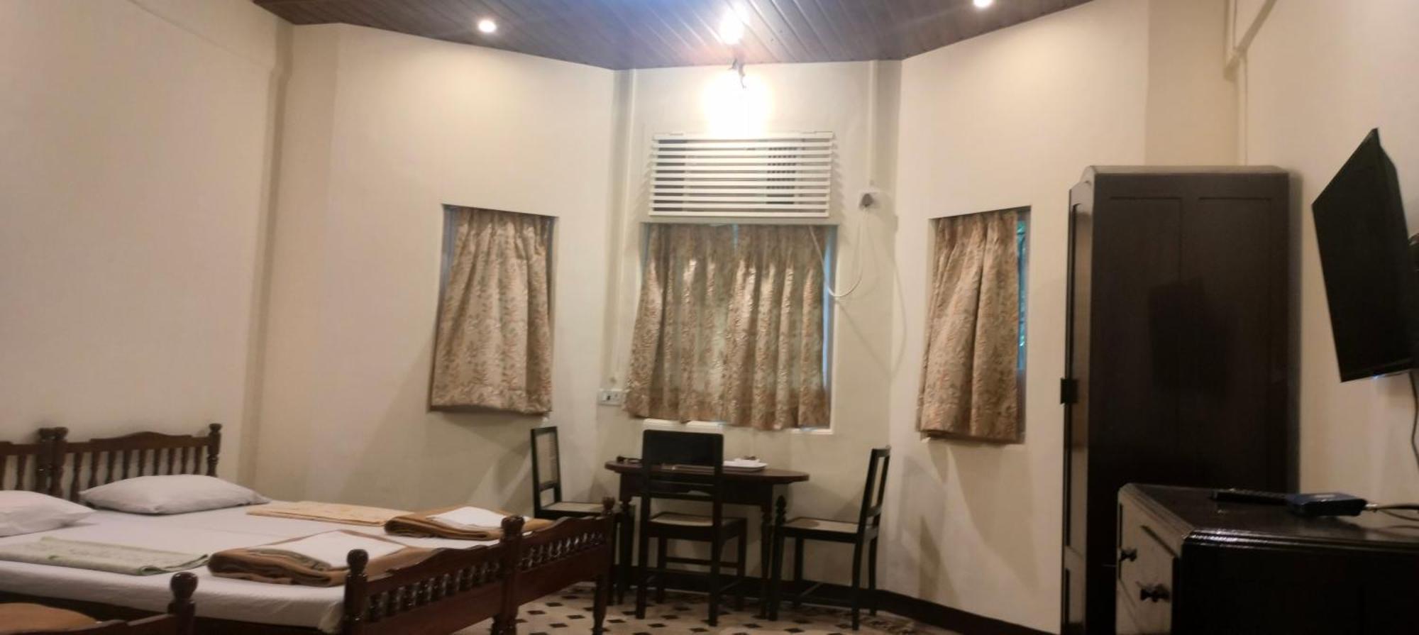 Bentleys Hotel Mumbai Bagian luar foto