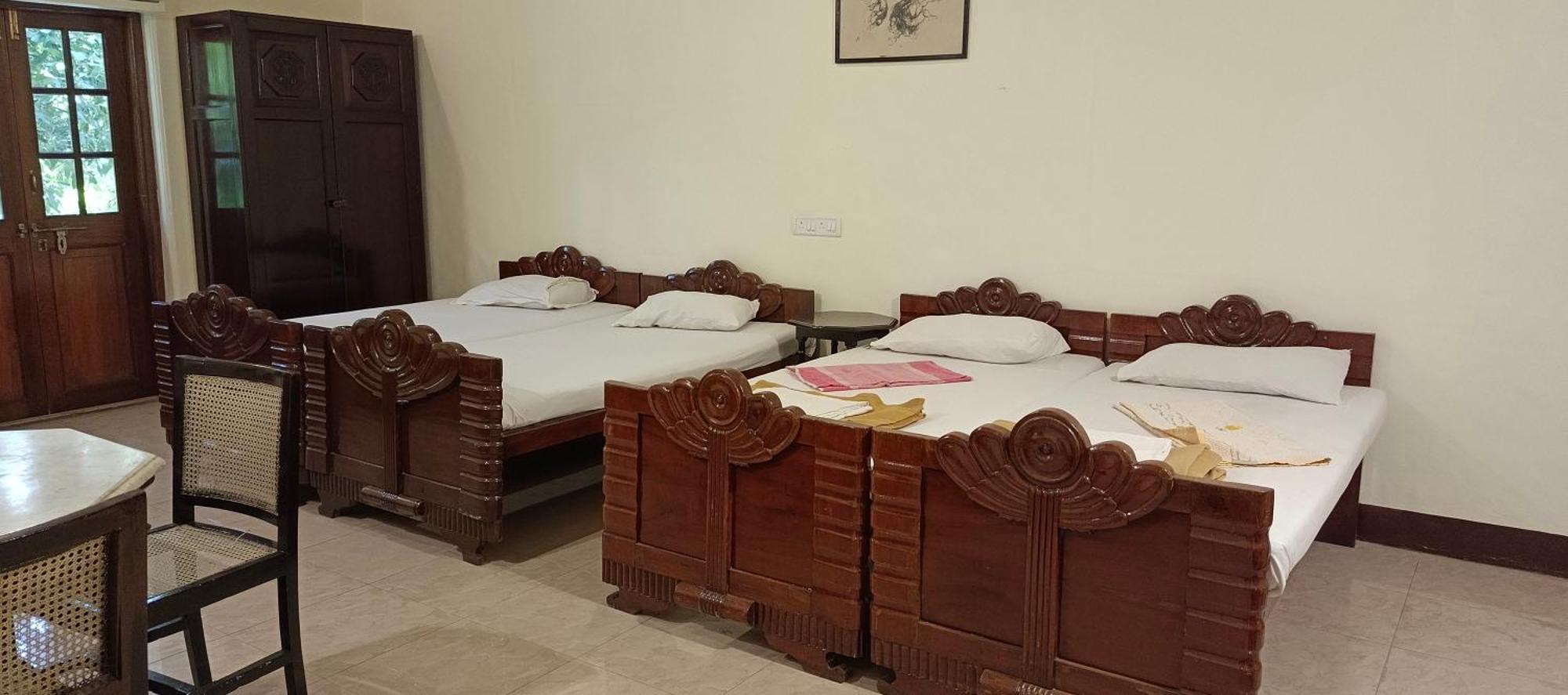 Bentleys Hotel Mumbai Bagian luar foto