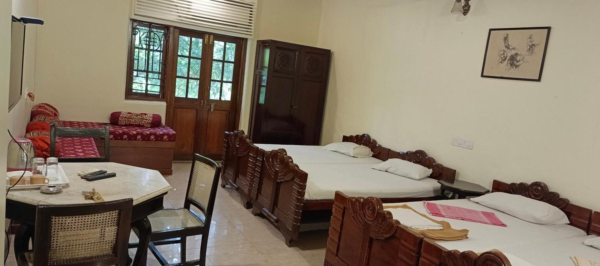 Bentleys Hotel Mumbai Bagian luar foto