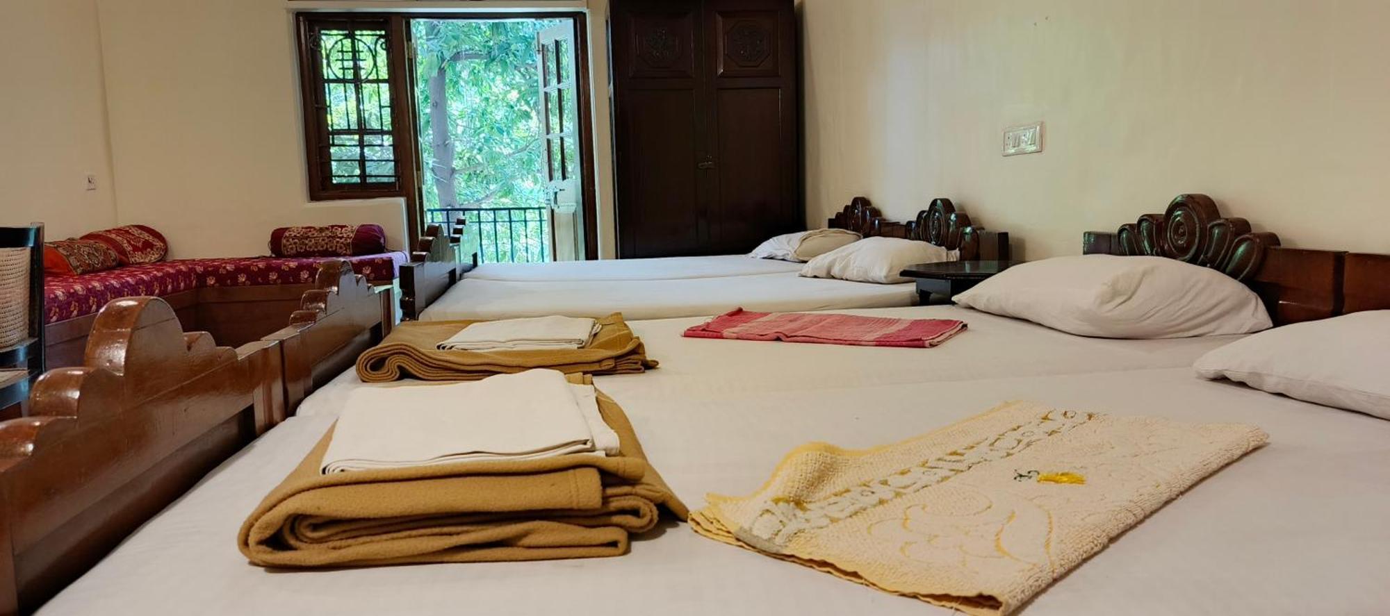 Bentleys Hotel Mumbai Bagian luar foto