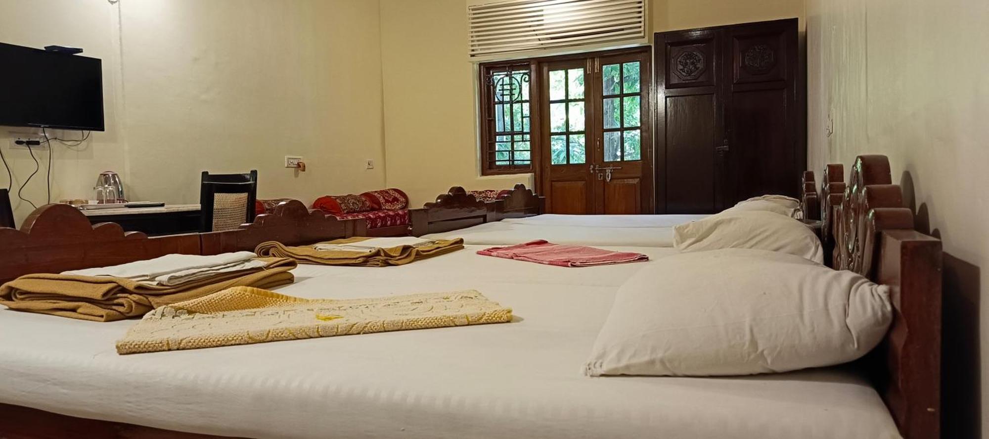 Bentleys Hotel Mumbai Bagian luar foto