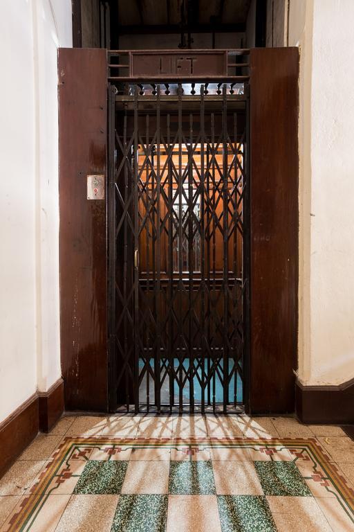 Bentleys Hotel Mumbai Bagian luar foto