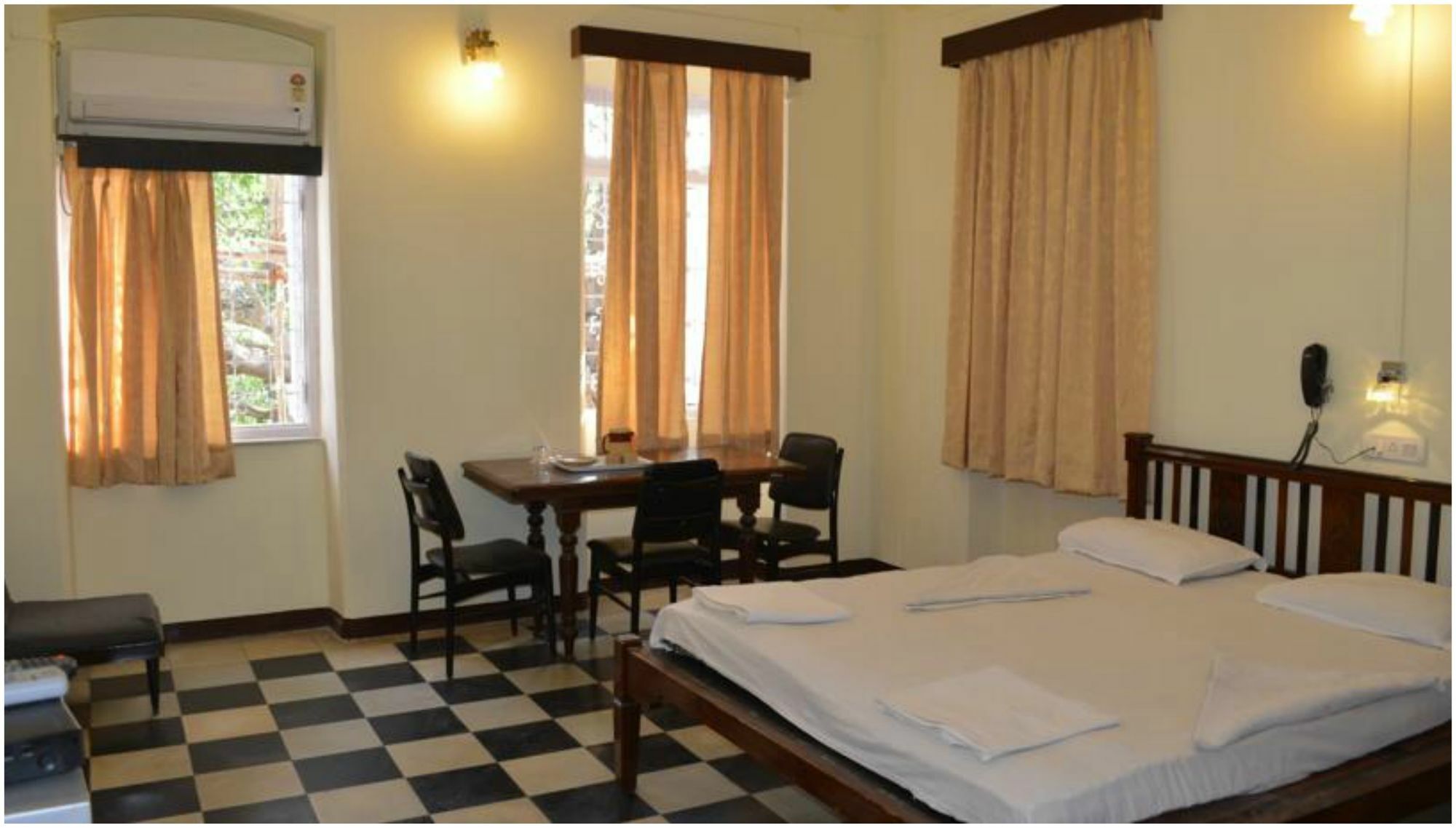 Bentleys Hotel Mumbai Bagian luar foto