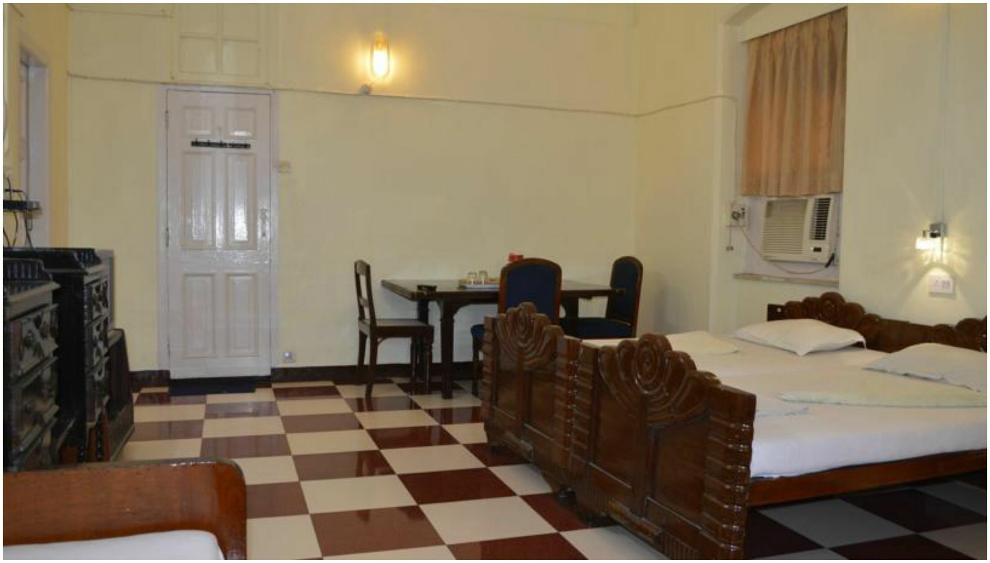 Bentleys Hotel Mumbai Bagian luar foto