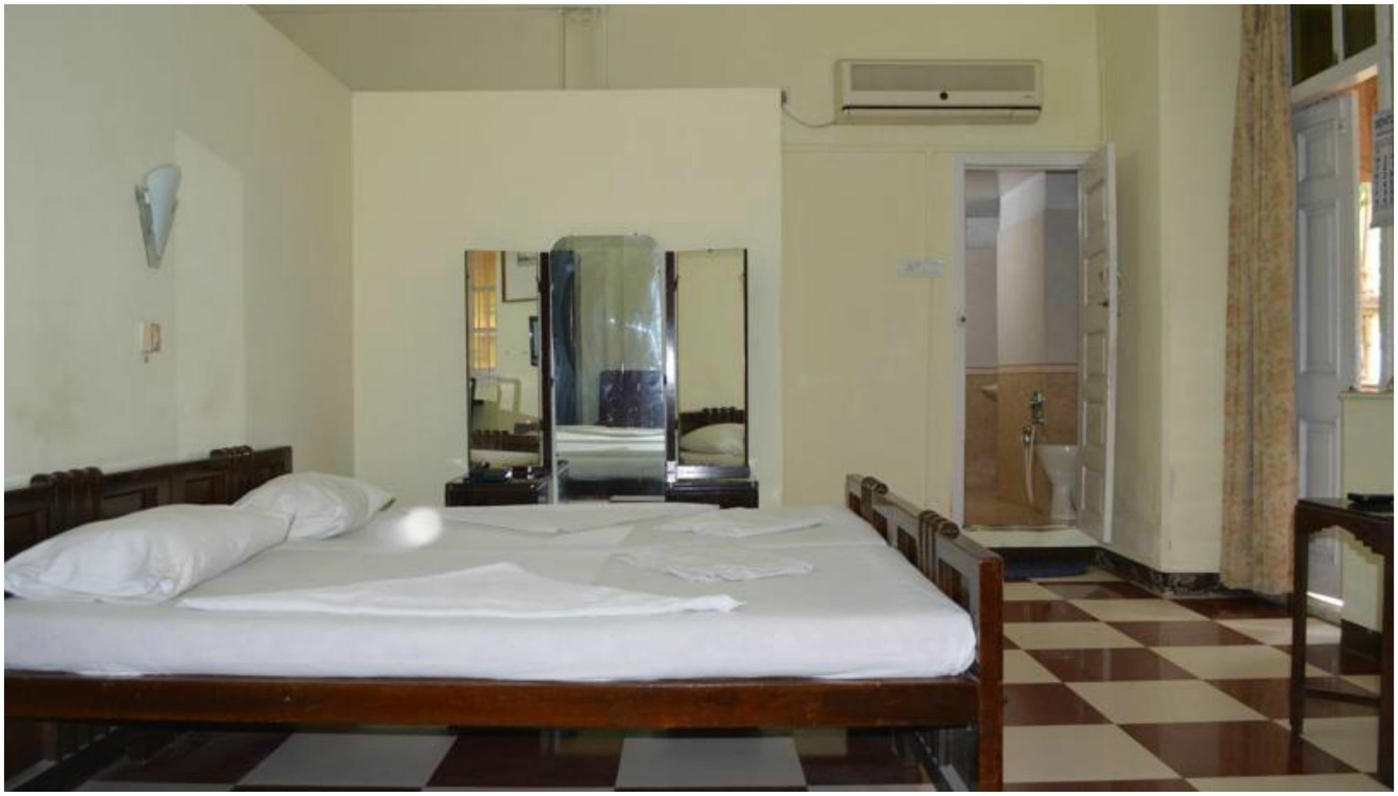 Bentleys Hotel Mumbai Bagian luar foto