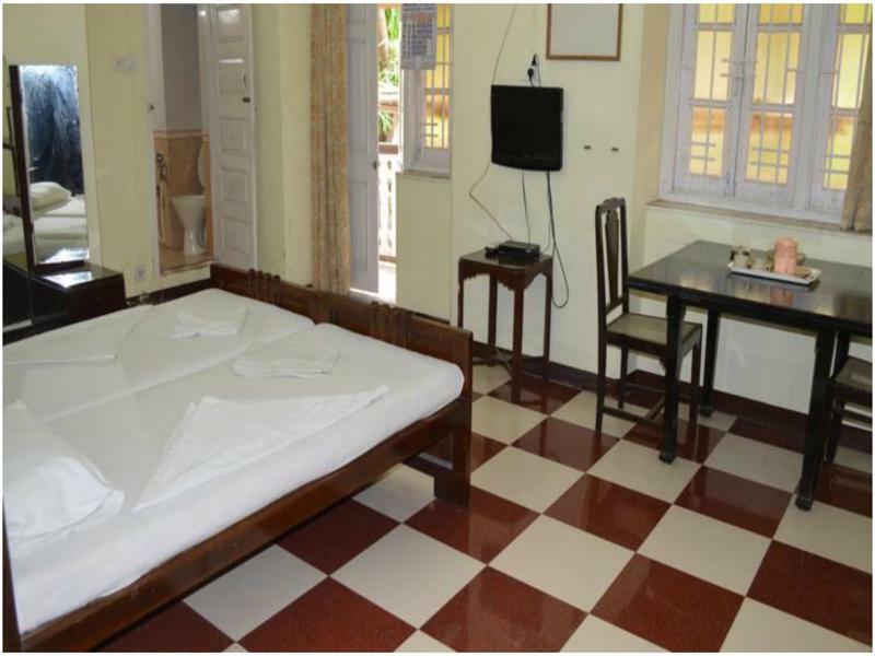 Bentleys Hotel Mumbai Bagian luar foto