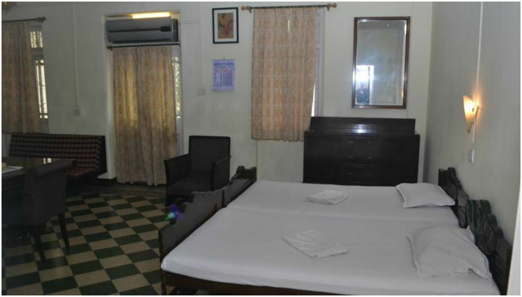 Bentleys Hotel Mumbai Bagian luar foto