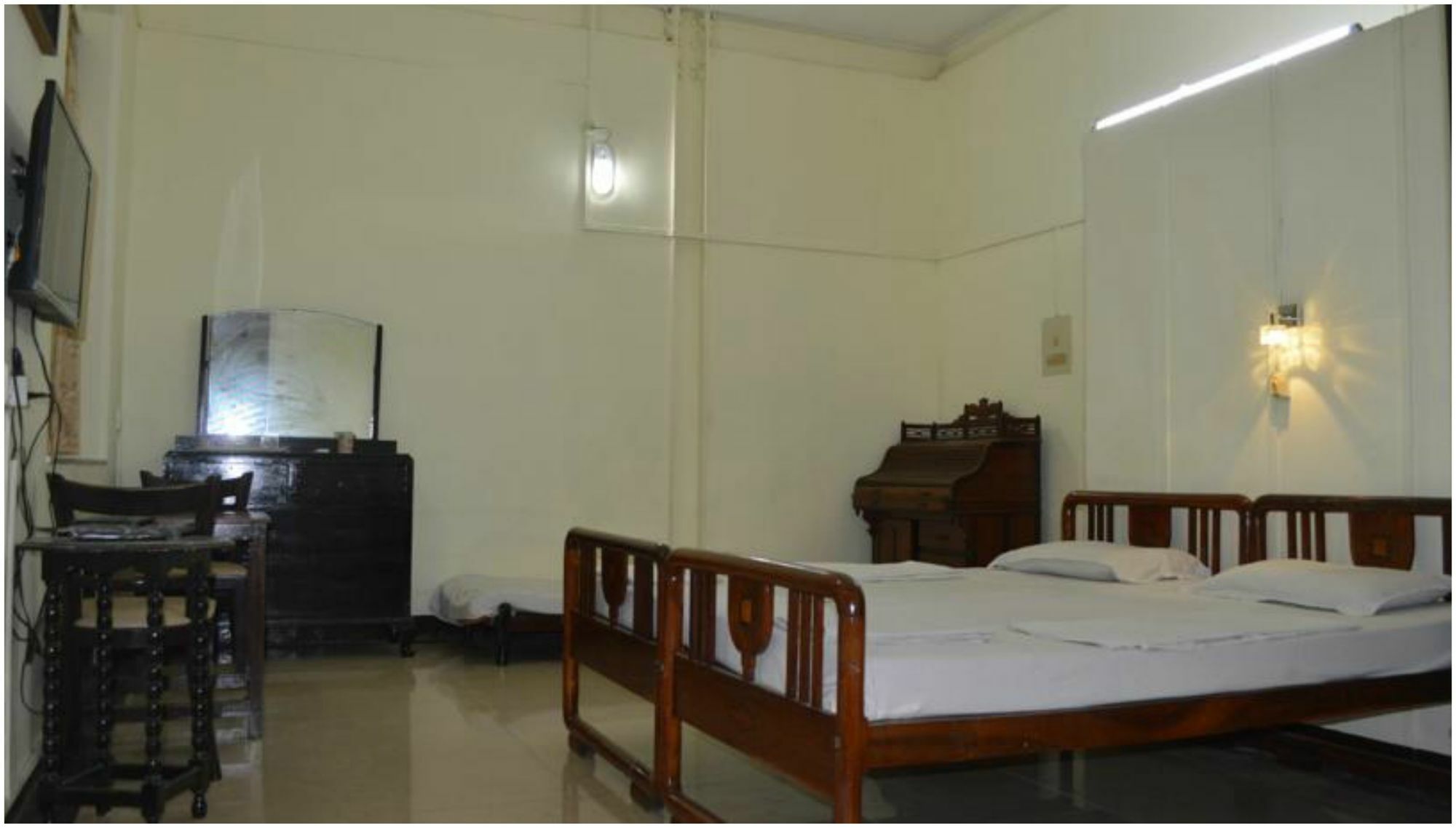 Bentleys Hotel Mumbai Bagian luar foto