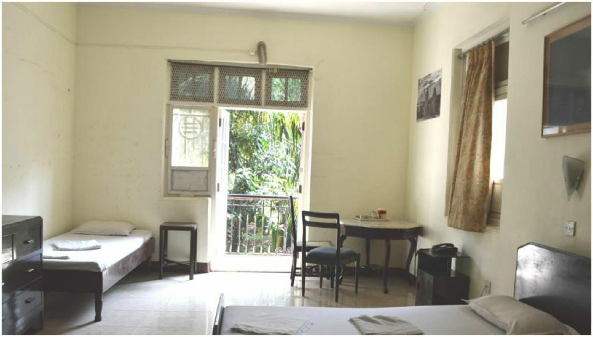 Bentleys Hotel Mumbai Bagian luar foto