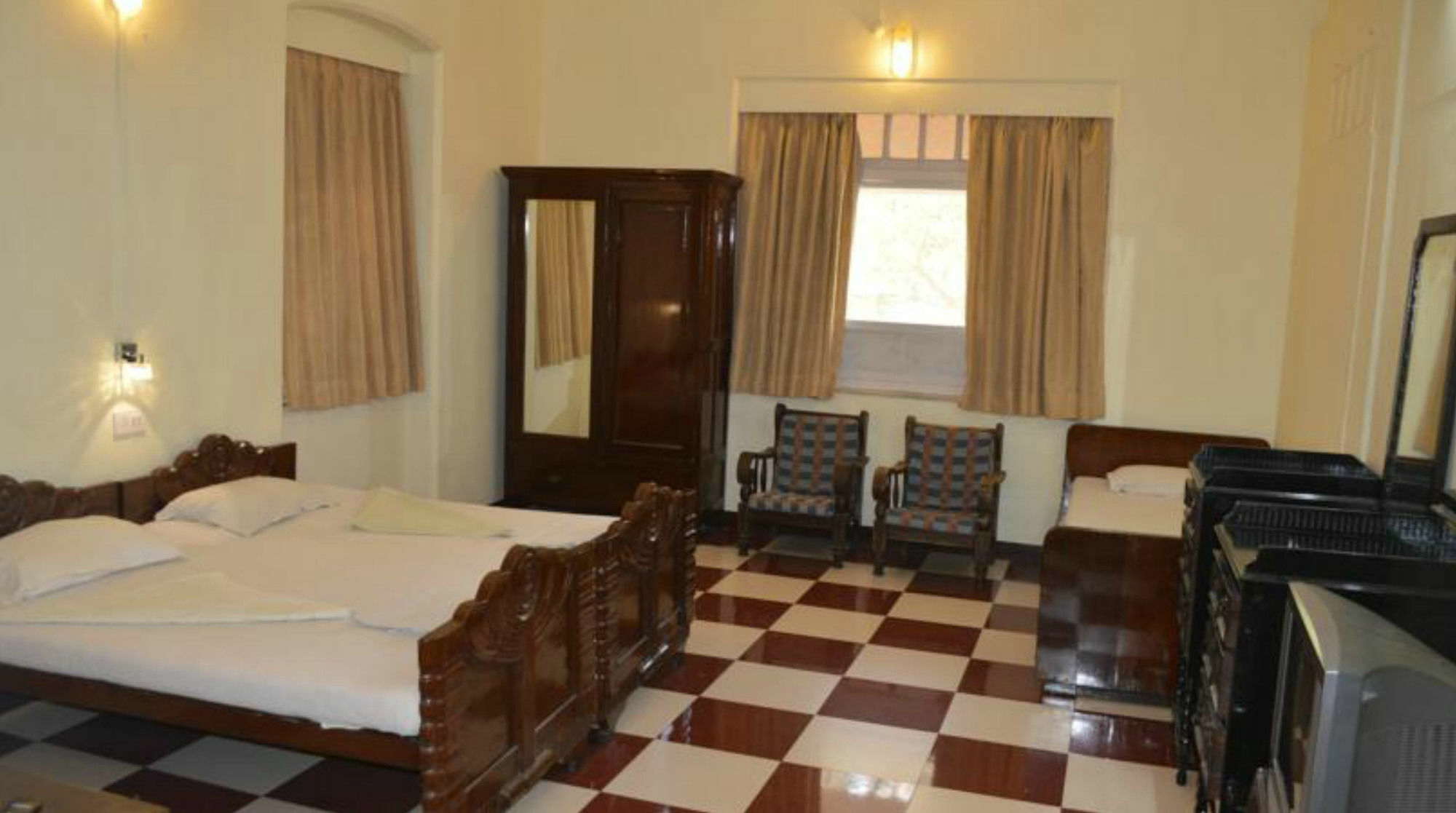 Bentleys Hotel Mumbai Bagian luar foto